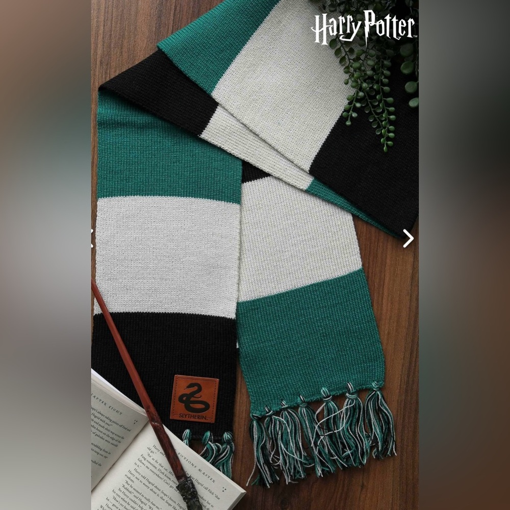 NWT Elope Harry Potter Slytherin crest knit Scarf
